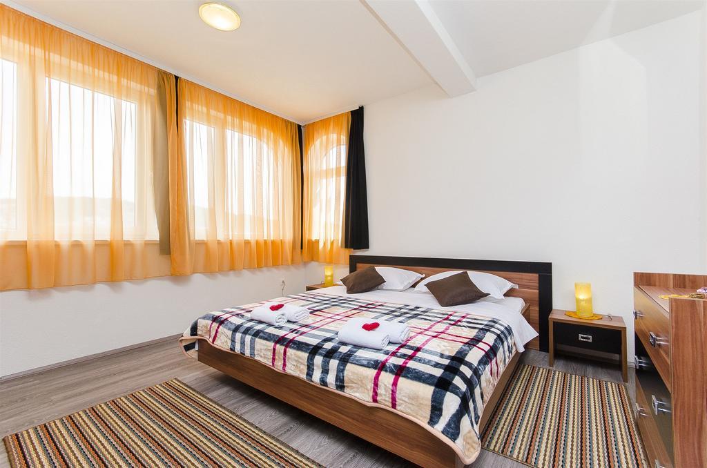 Apartments Branka Трогир Екстериор снимка