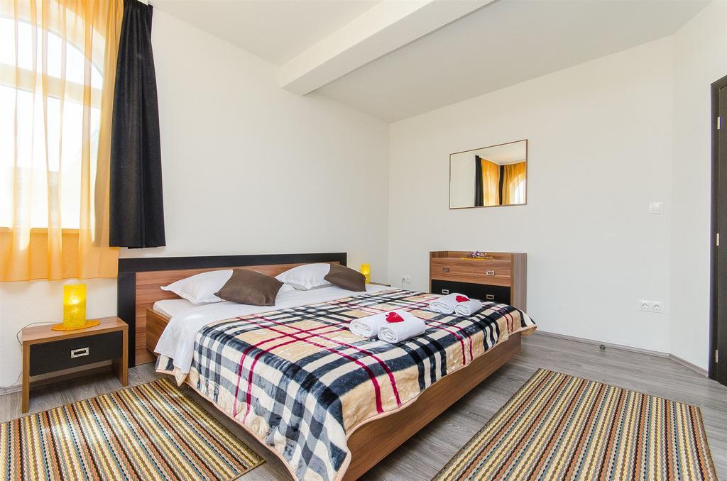 Apartments Branka Трогир Екстериор снимка