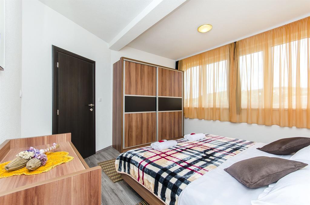 Apartments Branka Трогир Екстериор снимка