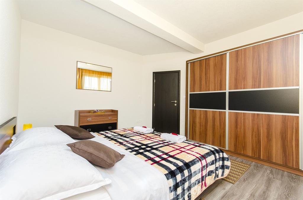 Apartments Branka Трогир Екстериор снимка